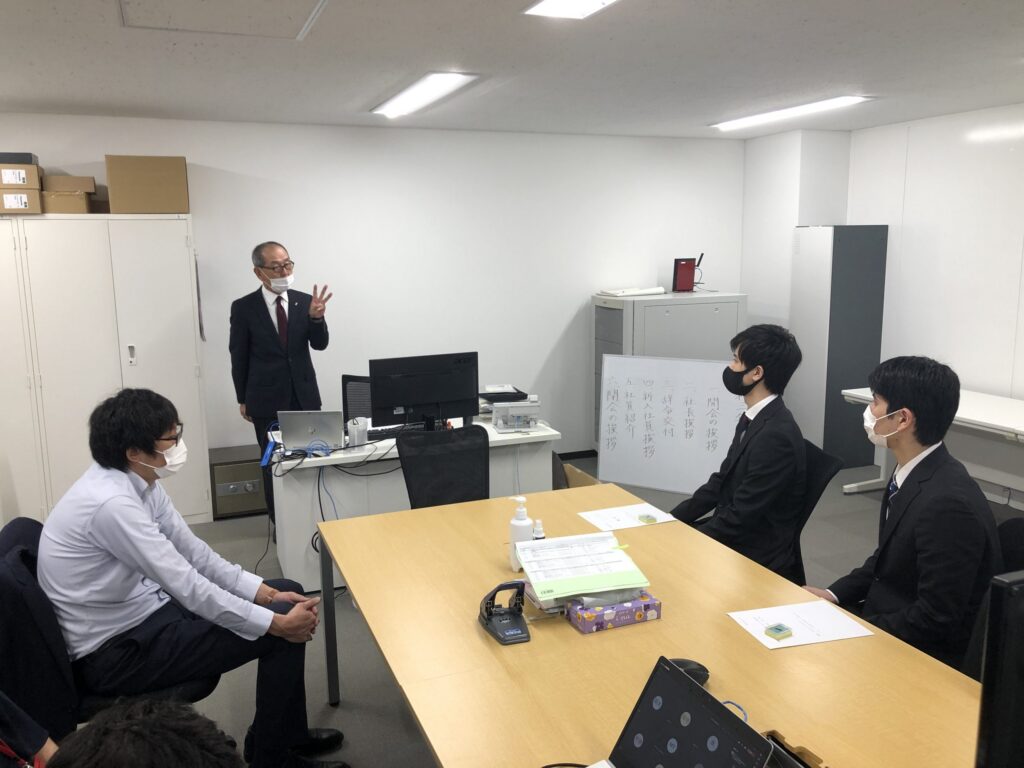 社長より新入社員へ辞令が交付されました