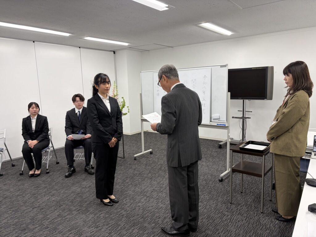 社長より新入社員に辞令が交付されました