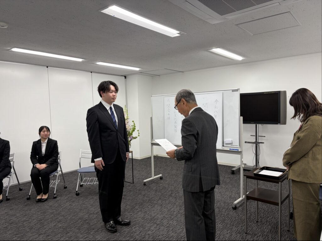 社長より新入社員に辞令が交付されました