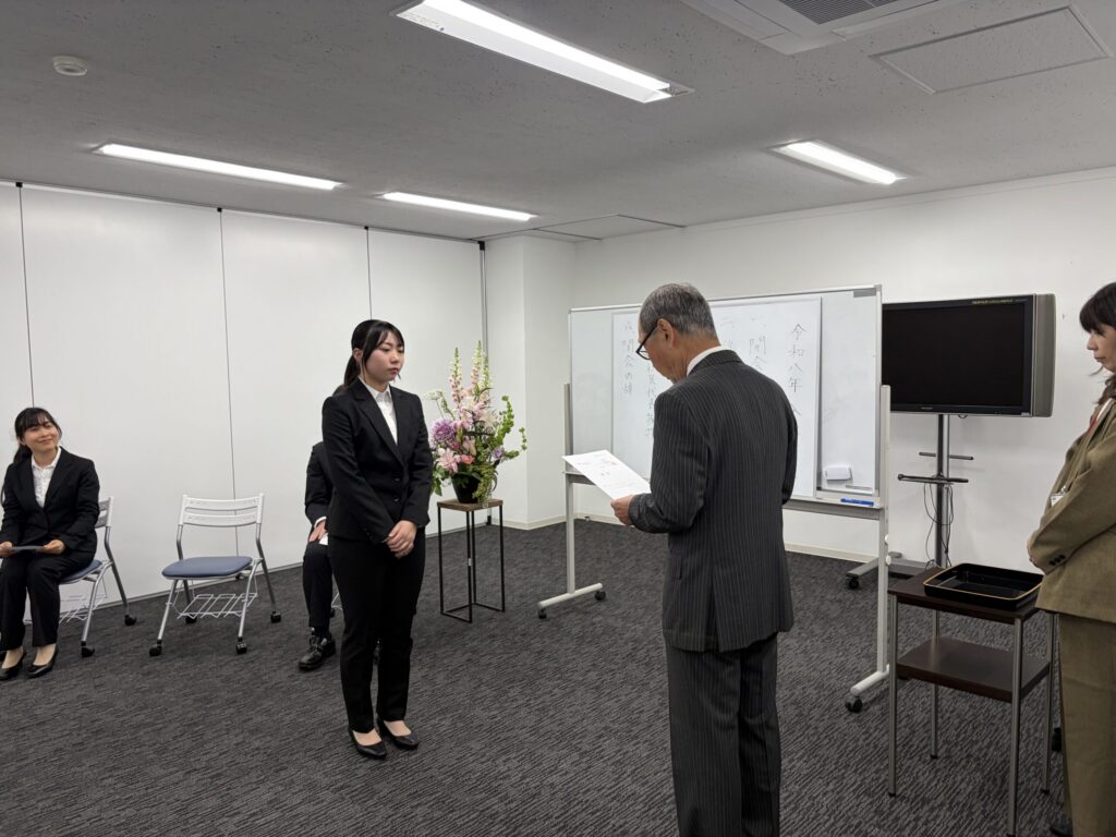 社長より新入社員に辞令が交付されました